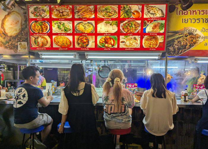 Four people sitting at the counter of an international restaurant in Mikan Shimokita.